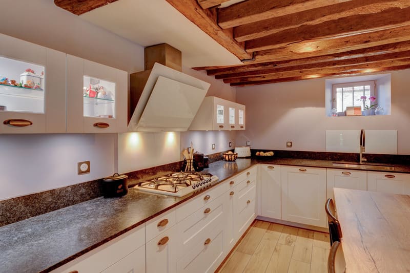 Cuisine cottage blanche au style anglais à Montigny-lès-Cormeilles